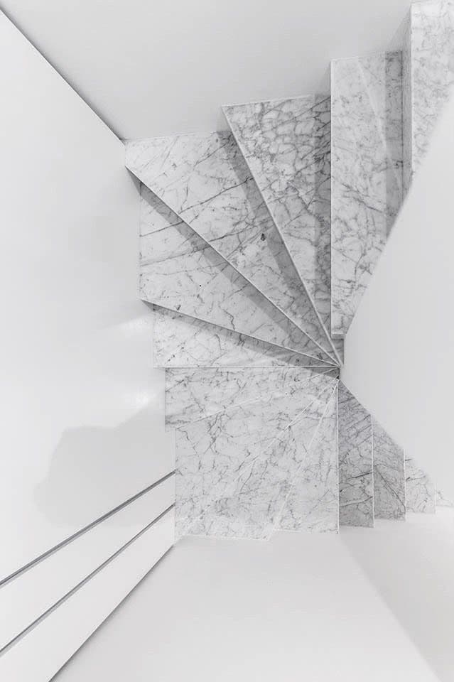 Escalier balancé en marbre blanc vu du dessus, marches rayonnantes