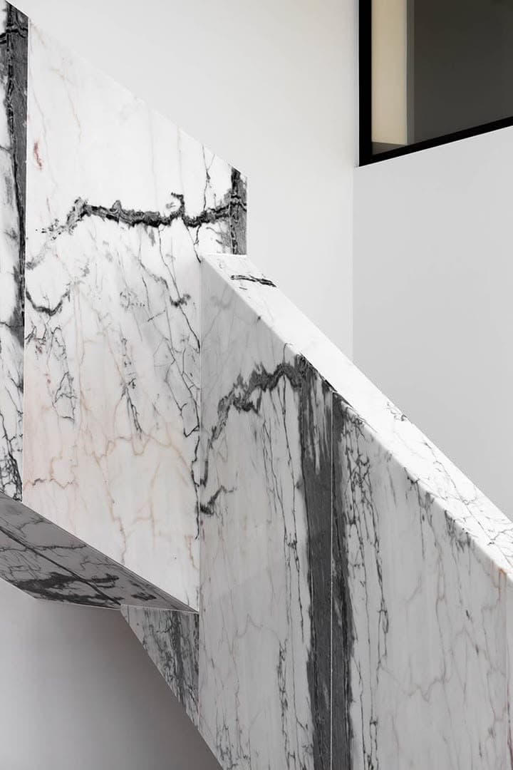 Garde-corps d'escalier en marbre blanc, veinage ouvert en miroir sur deux plaques