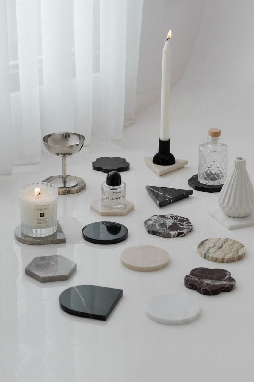 Dessous de verre et socles en marbres assortis, ronds, hexagonaux et festonnés
