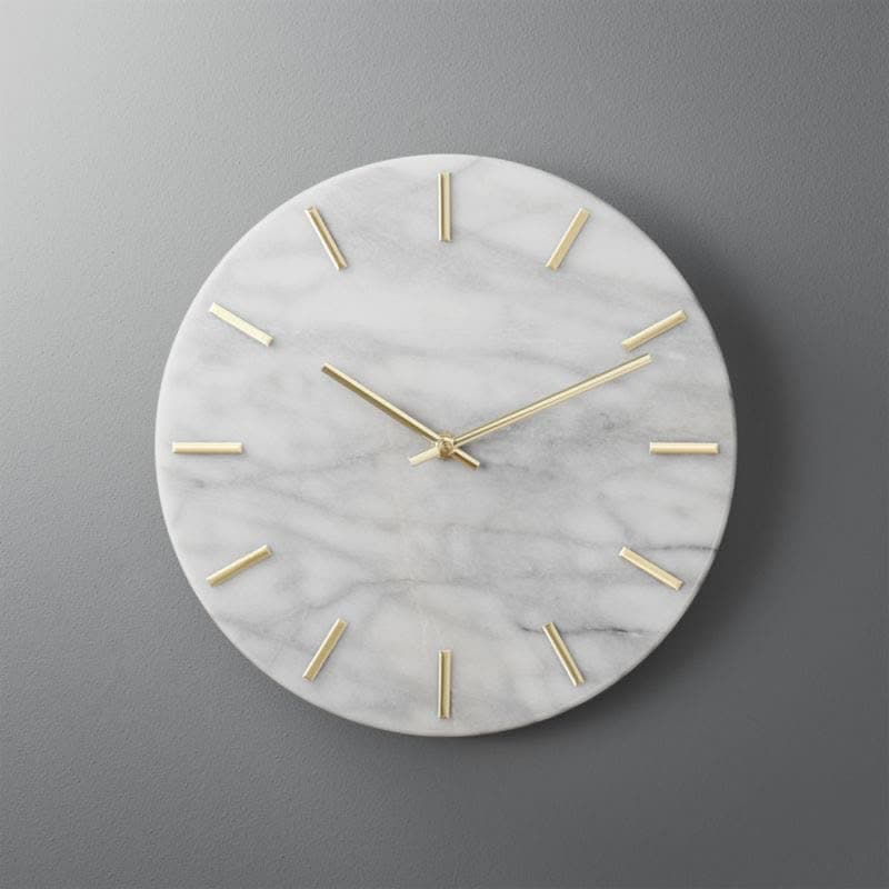 Horloge murale en disque de marbre blanc, index et aiguilles en laiton