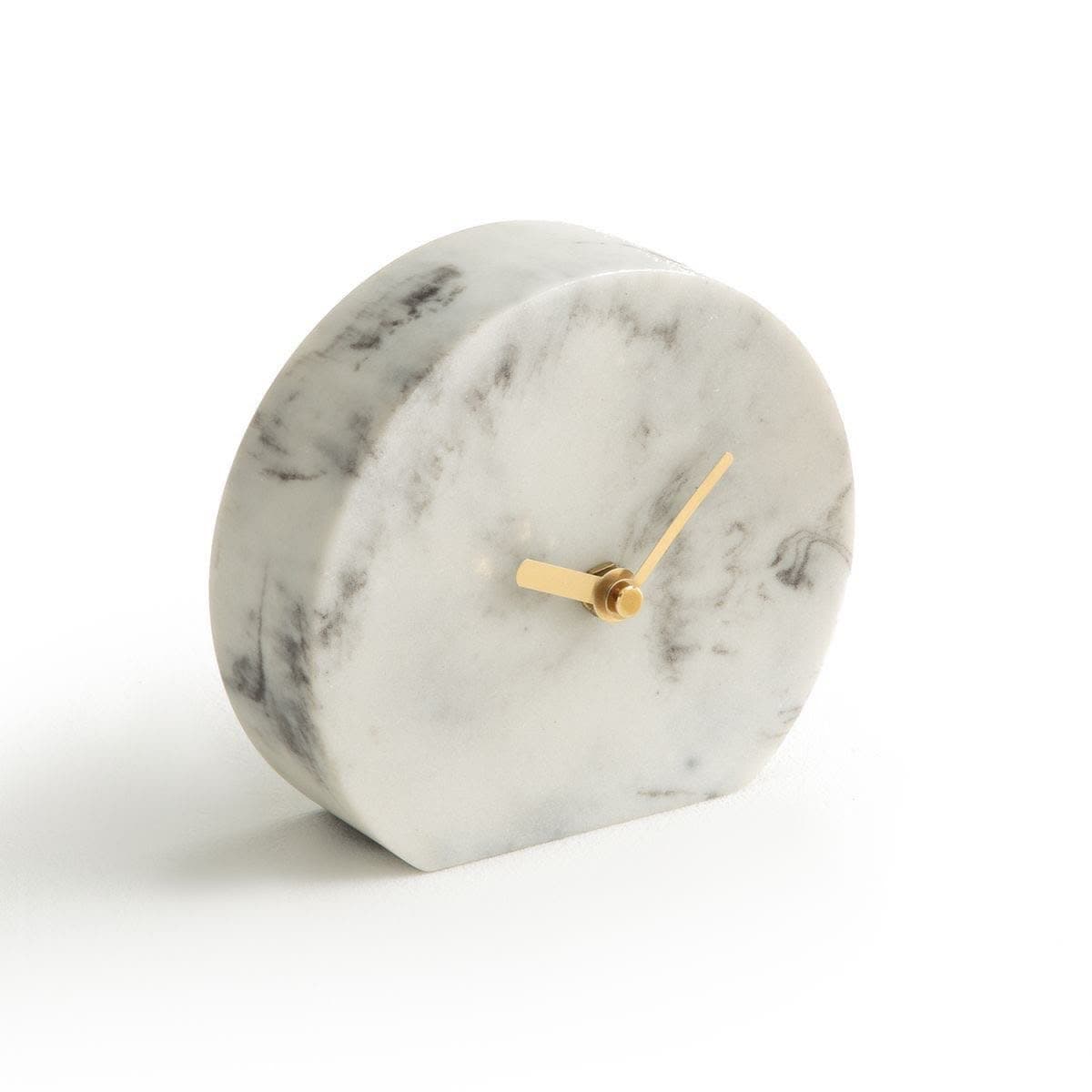Horloge à poser taillée dans un galet de marbre, aiguilles en laiton