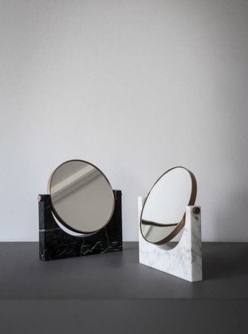 Deux miroirs à poser pivotant dans un socle de marbre, l'un noir, l'autre blanc