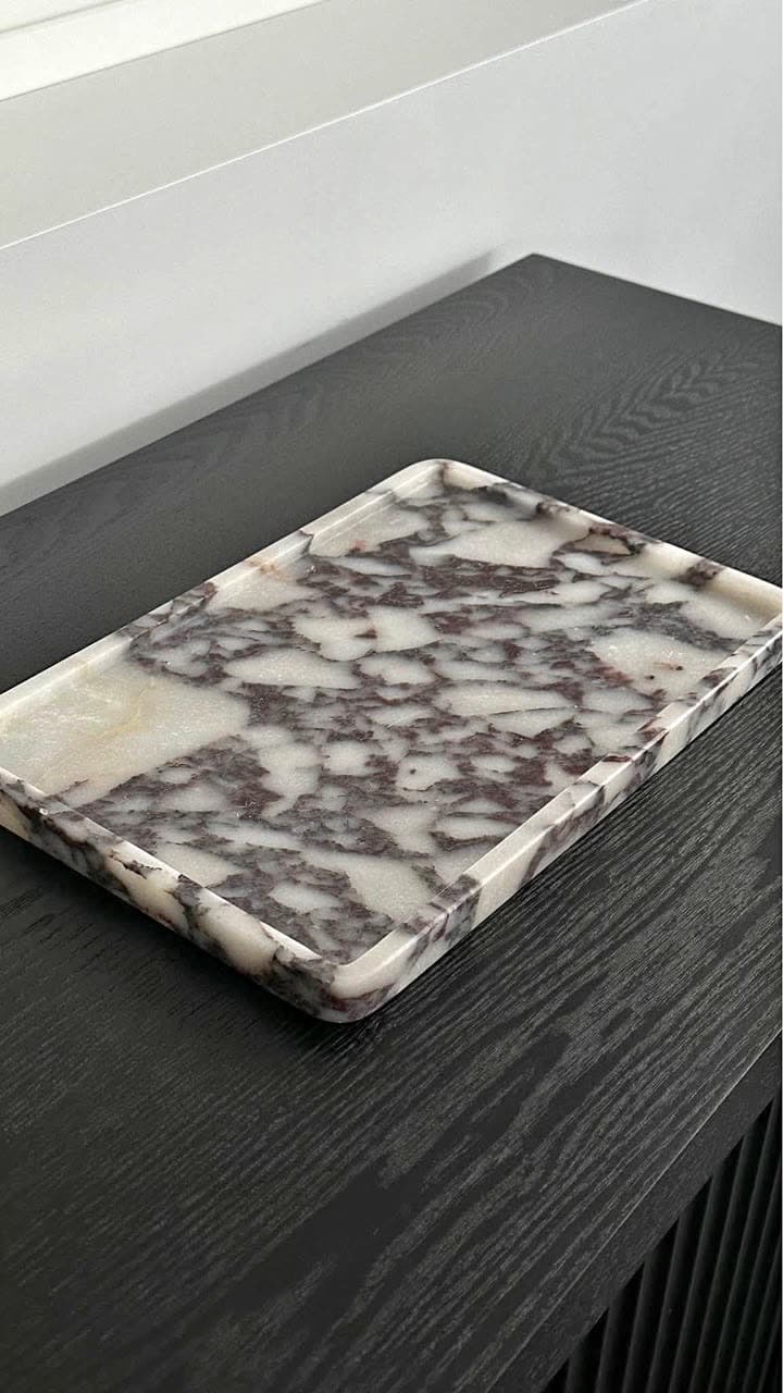 Vide-poche rectangulaire en marbre veiné, bord relevé sur les quatre côtés