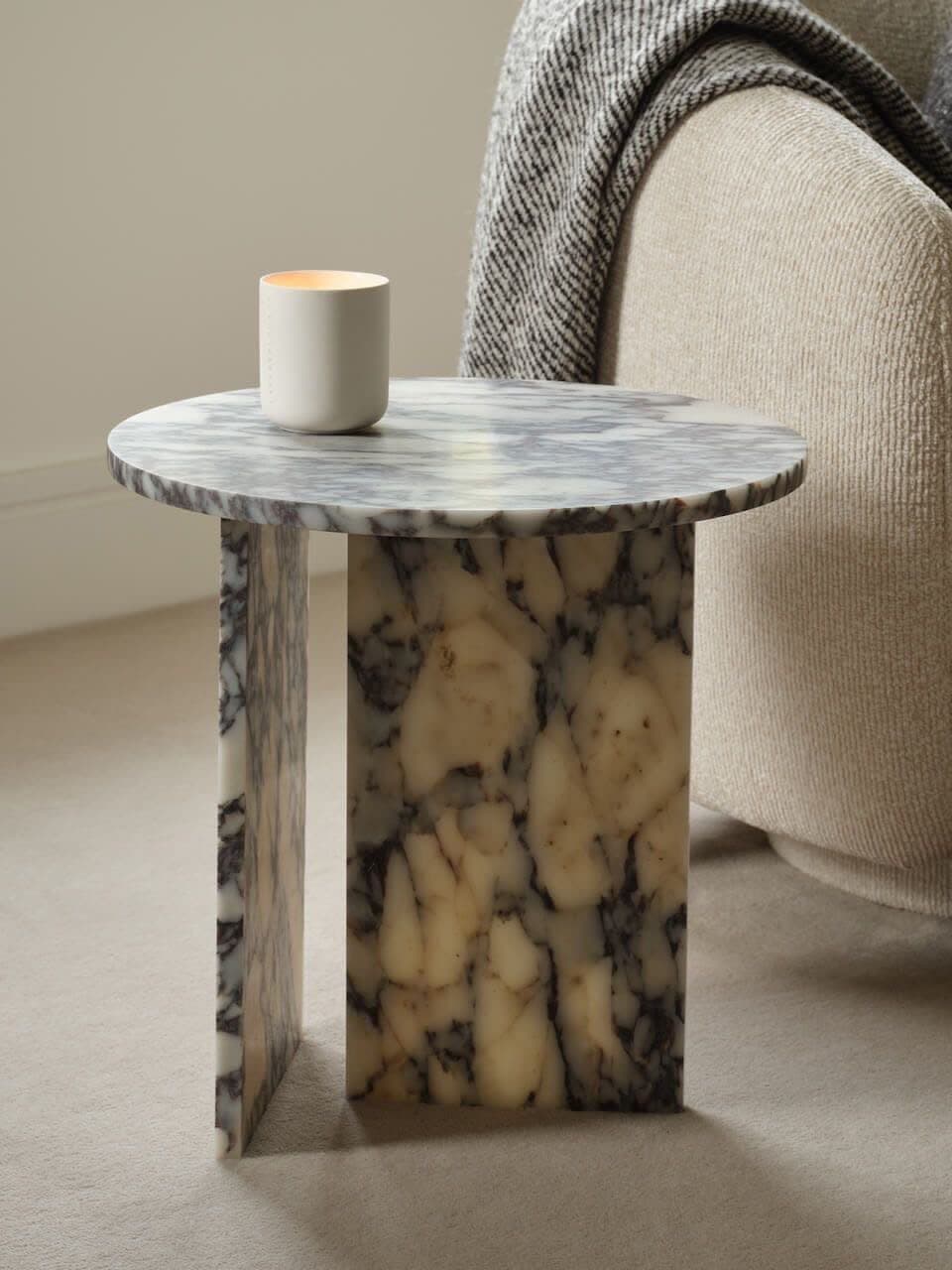 Table d'appoint ronde en marbre veiné, deux joues pleines en guise de pied