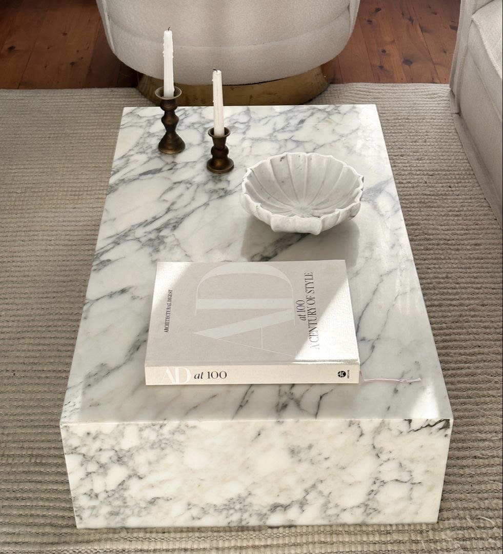 Table basse en bloc de marbre blanc, arêtes vives et faces polies