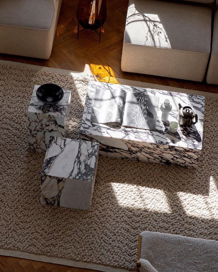 Table basse et deux cubes d'appoint en marbre veiné, vus du dessus