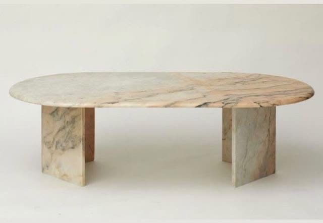 Table basse ovale en marbre rosé, piétements en plaques pleines