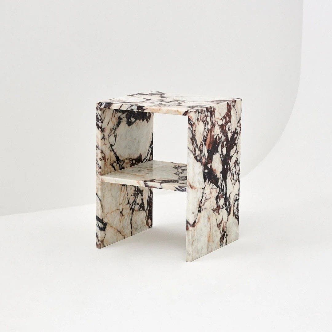 Table d'appoint en marbre veiné, deux plateaux et deux joues pleines