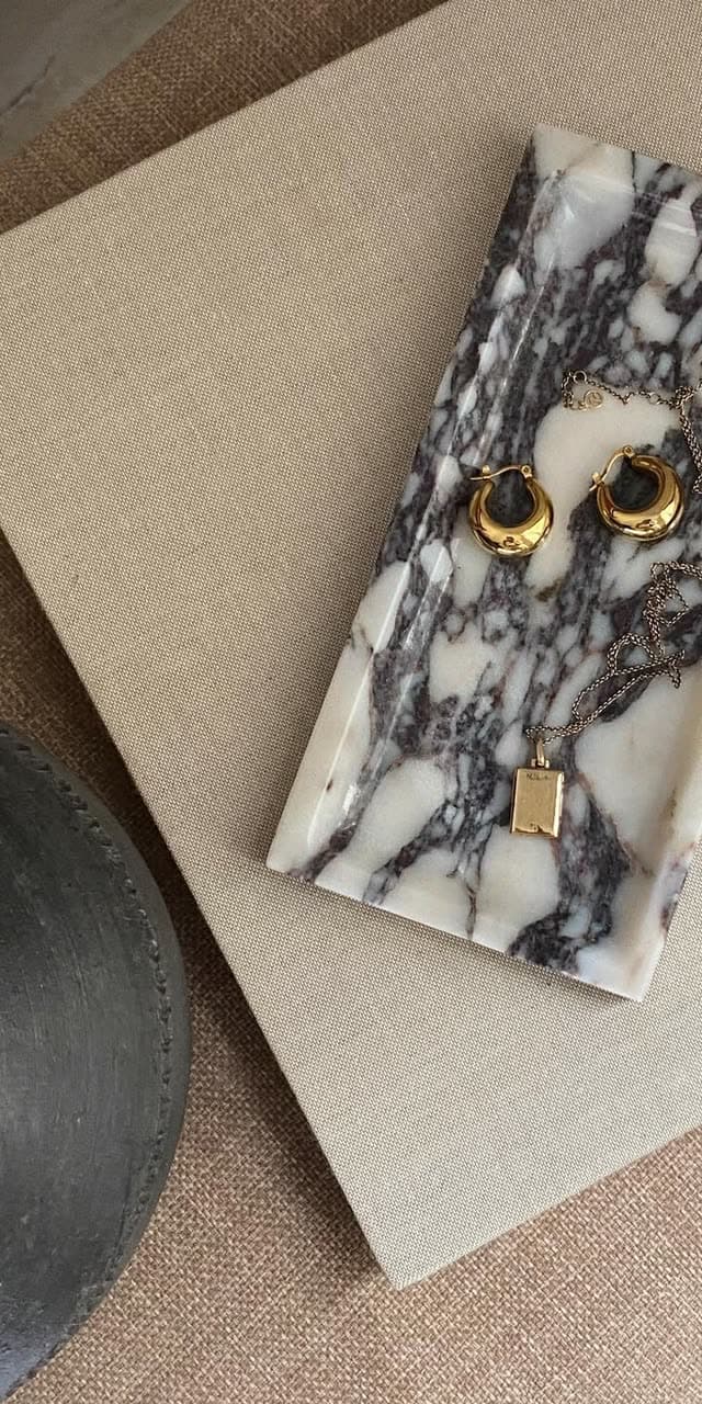 Vide-poche à bijoux en marbre veiné, bord biseauté