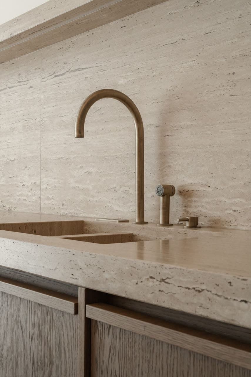 Plan de travail en travertin avec cuve intégrée et crédence de la même pierre